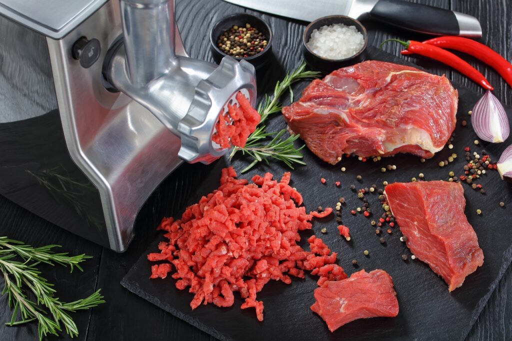 银肉研磨机用研磨牛肉放在黑切板上