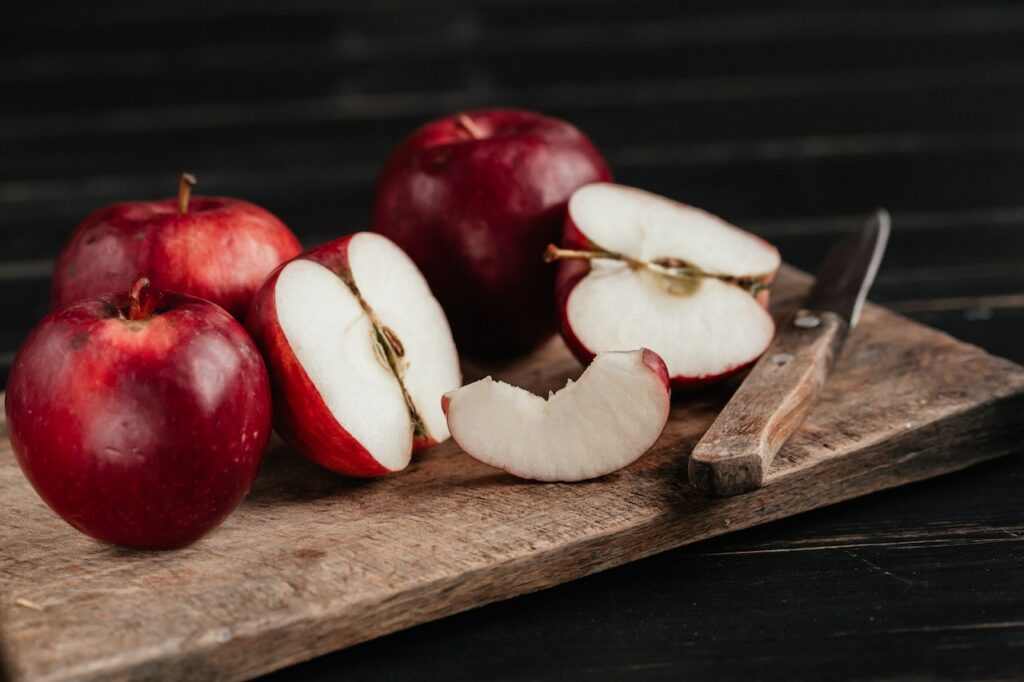 切苹果近3红苹果和木板刀黑木板