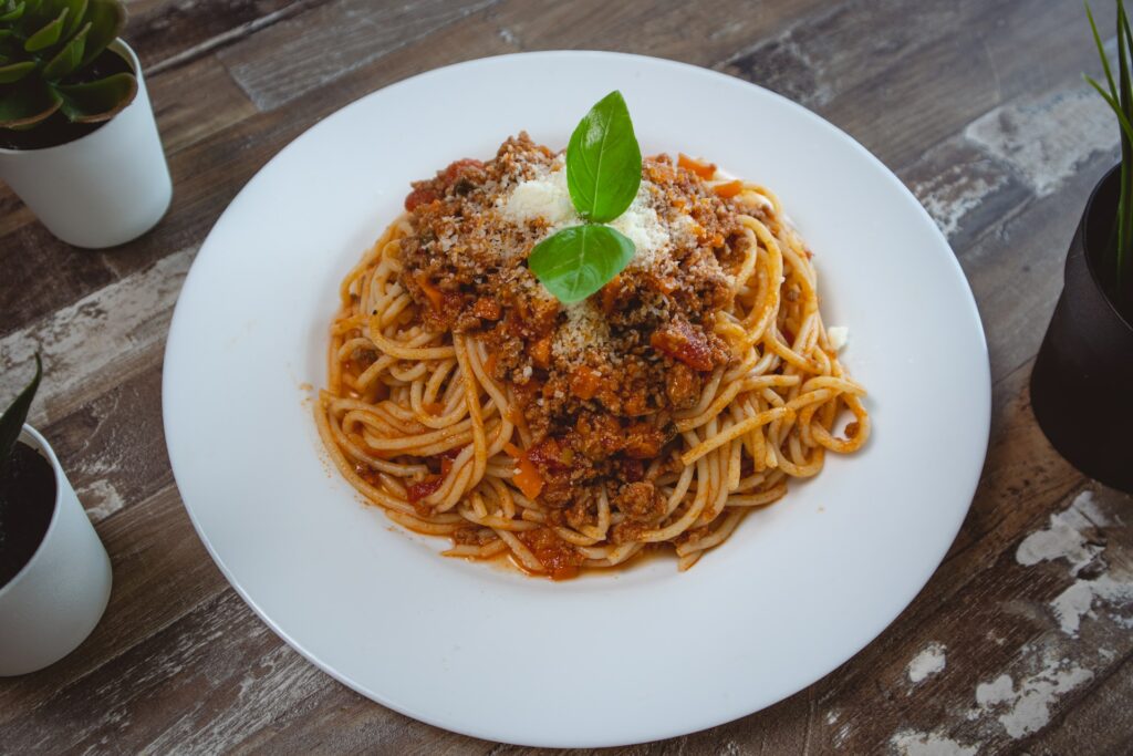 Spaghetti装饰干酪和新鲜basil