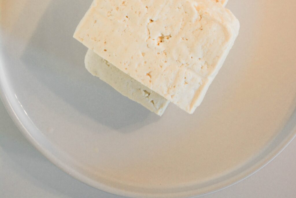 两块豆腐放在白板上白面