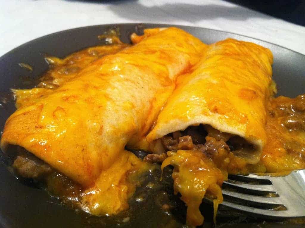 two ummy和sacy包牛肉enchiladas并带叉子