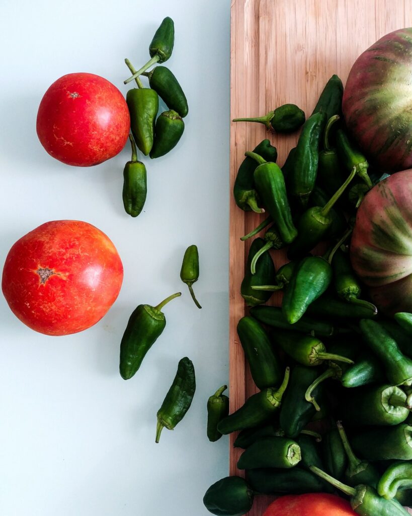 Jalapeño辣椒图片加番茄和其他蔬菜