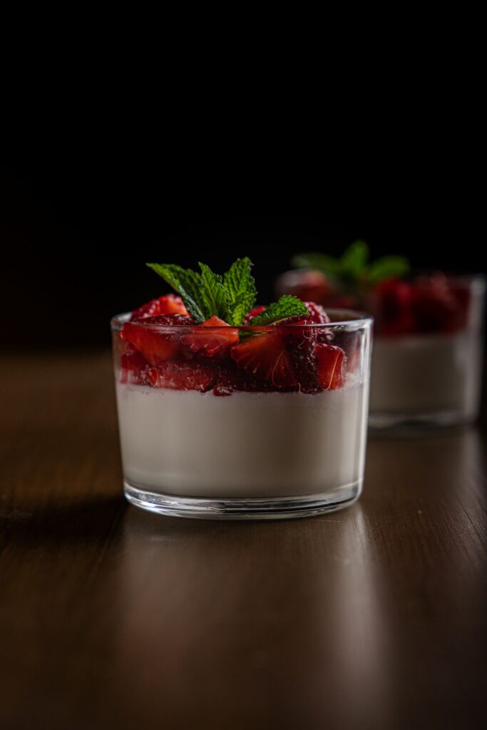 杯酸奶上面加草莓